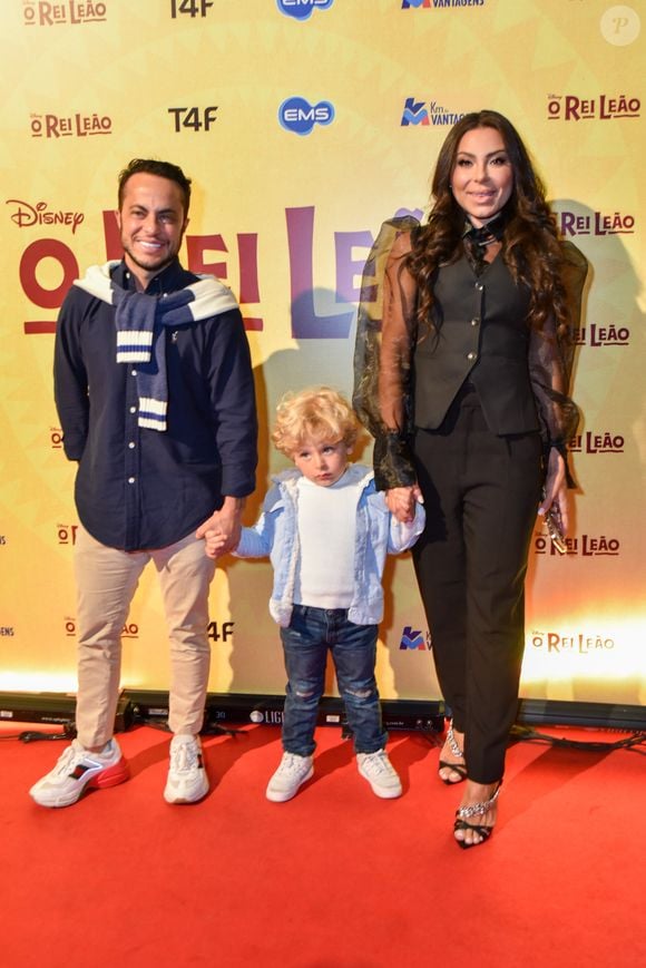 Mesmo assim, não escapou das especulações: muitos seguidores sugeriram que ela teria feito lipoaspiração — o que ela nega.