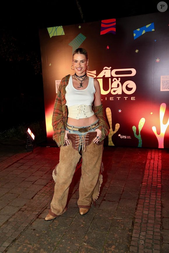 Yasmin Brunet aposta no óleo de coco como truque para hidratar as partes do seu corpo