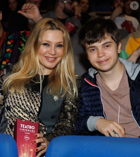 Patrícia de Sabrit ganhou a companhia do único filho, Maximilian, de 18 anos, em noite de teatro