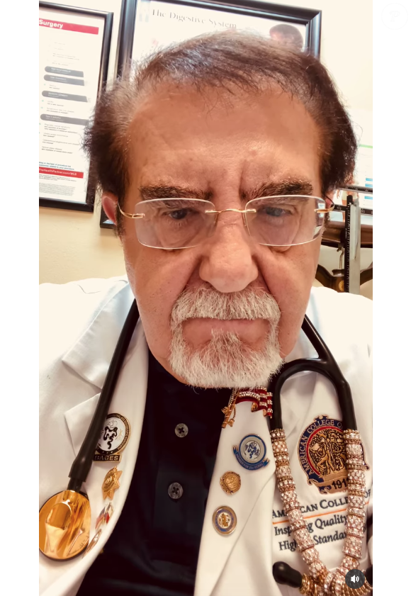 O que poucos repararam é que o Dr. Now, hoje aos 80 anos, tem seu estetoscópio como marca registrada