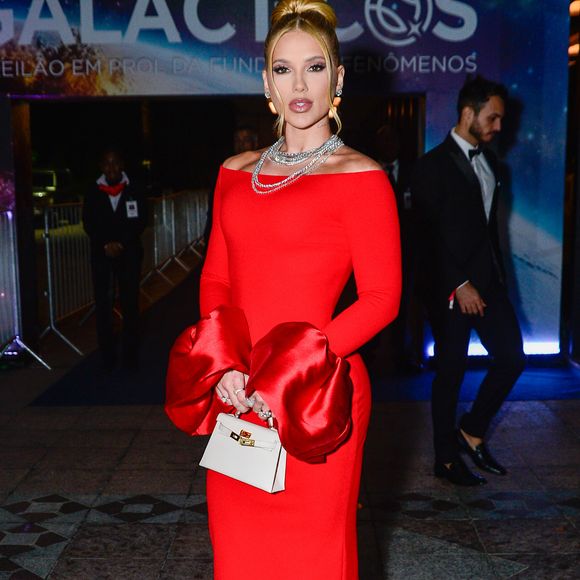 Virgínia Fonseca atraiu todos os olhares na noite de quarta-feira (12) ao marcar presença no leilão beneficente promovido por Ronaldo Fenômeno e Celina Locks, em São Paulo.