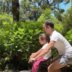 "Olha o segredo das pernas bonitas do Cesar. Carregando um pacotinho de 25 quilos", brincou a esposa de César Tralli, revelando seu 'truque'