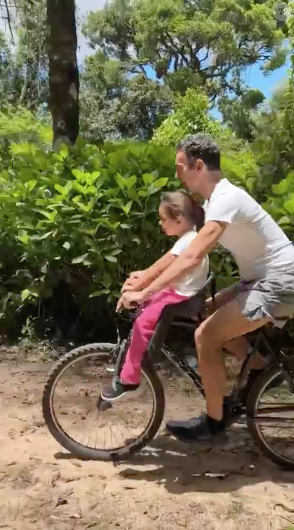 "Olha o segredo das pernas bonitas do Cesar. Carregando um pacotinho de 25 quilos", brincou a esposa de César Tralli, revelando seu 'truque'