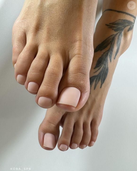 Pedicure bege: Minimalista e extremamente versátil, a pedicure bege ganha espaço como a queridinha das mulheres elegantes, com acabamento natural que combina com qualquer ocasião