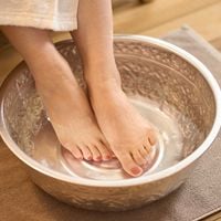 Estes são 4 cremes para os pés mais eficazes para tratar rachaduras e calosidades