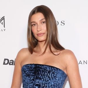 Hailey Bieber revela que abandonou o Ensino Médio por 'preguiça' e fãs ficam em choque com declaração: 'Deu certo e estou muito orgulhosa de mim'