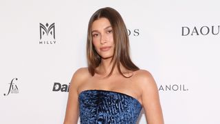 Hailey Bieber revela que abandonou o Ensino Médio por 'preguiça' e fãs ficam em choque com declaração: 'Deu certo e estou muito orgulhosa de mim'