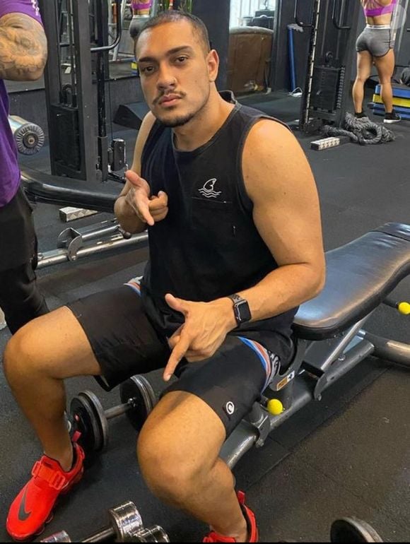 Nesta foto na academia, MC Binn impressionou ao aparecer com o bíceps marcados