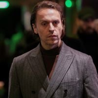 Em vida dupla, Atilla volta a mentir para se aproximar de Karsu e atrai olhar da ex-mulher de Reha: resumo do capítulo de terça-feira (10/03) da novela 'Coração de Mãe'