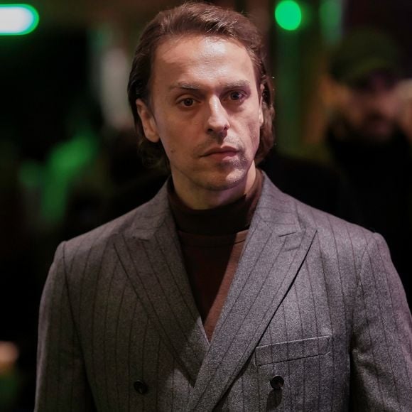 Em vida dupla, Atilla volta a mentir para se aproximar de Karsu e atrai olhar da ex-mulher de Reha: resumo do capítulo de terça-feira (10/03) da novela 'Coração de Mãe'