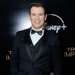 O look de Portiolli impecável refletiu bem o espírito da noite: homenagem à história da TV, com sobriedade e brilho na medida certa