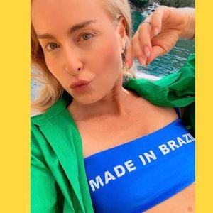 Com decote reto, o biquíni azul usado por Angélica faz parte da coleção 'Made in Brazil', da Feline. Combinado com uma camisa verde, o look surge como uma inspiração elegante e descontraída para torcer pelo Brasil na Copa do Mundo de 2026