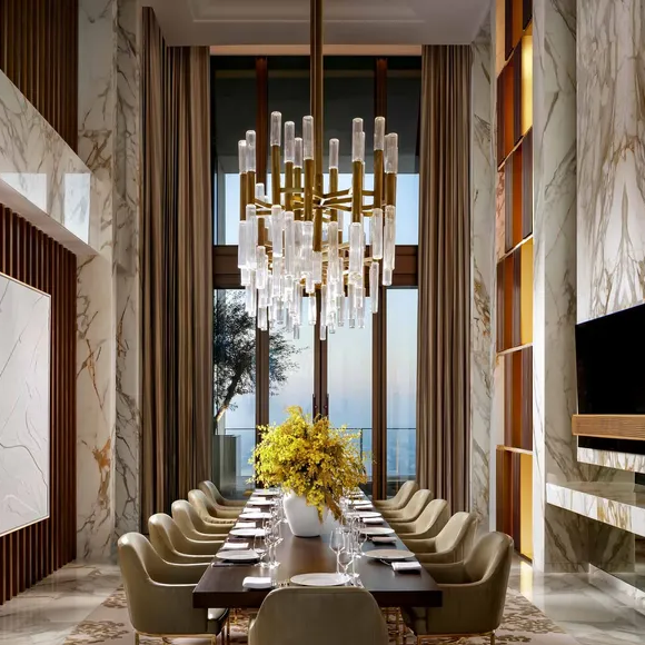 Sala de jantar no hotel de luxo