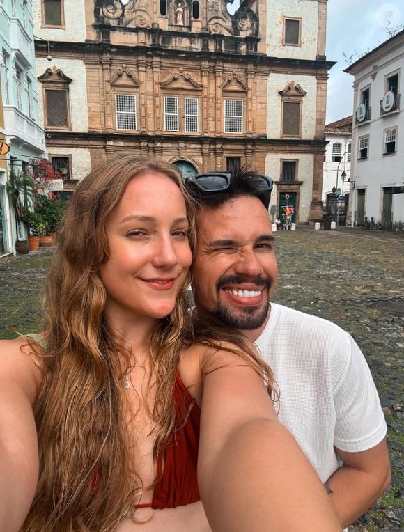 Lucas Borbas e Diulia Loregian ficaram noivos meses após a morte de Isabel Veloso. Uma nova declaração do influenciador reacendeu críticas nas redes sociais