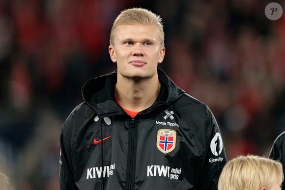 Erling Haaland adotou um buzz cut, estilo de cabelo bem curto, antes do início da temporada 2026/27 pelo Manchester City