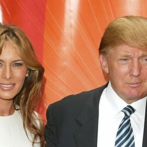 Donald Trump também chama atenção pela pele em tom de laranja - na foto, presidente dos EUA com a mulher, Melania Trump