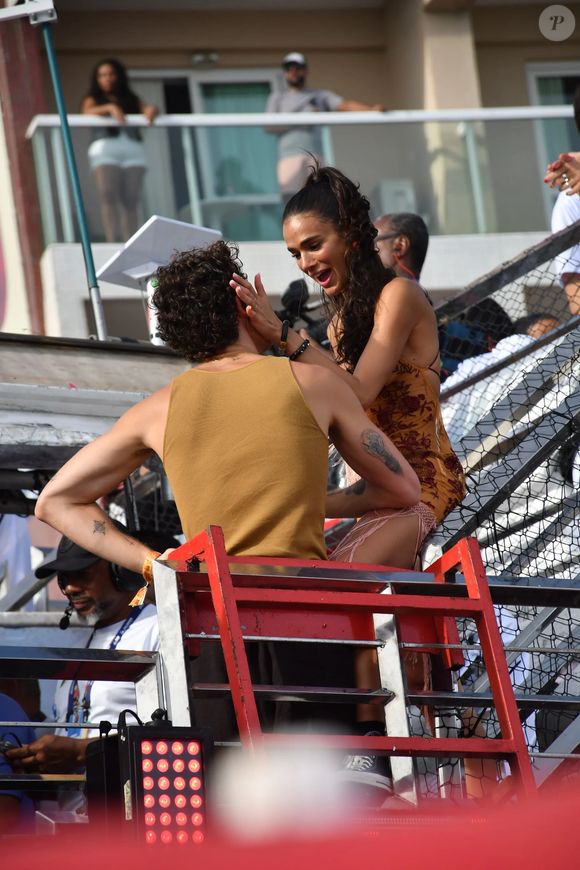 Bruna Marquezine e Shawn Mendes trocaram muitas carícias em cima do trio