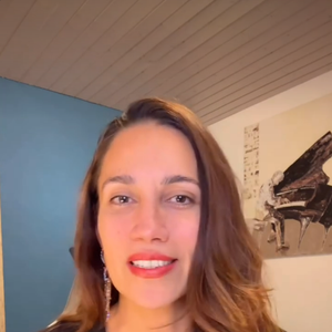 Segundo revelou Anne Flávia, do perfil @suica.sem.filtro, a dança surgiu da mistura dos movimentos de aves com passos inspirados no esqui nos Alpes suíços