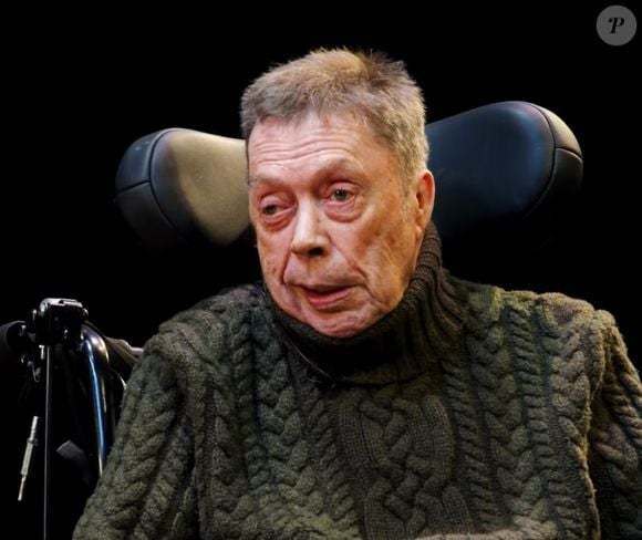 Em 2012, Tim Curry sofreu um derrame que o deixou paralisado e precisou reaprender a falar e a se movimentar durante a reabilitação