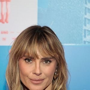 A maquiagem natural em tons terrosos destacou a beleza de Carolina Dieckmmann durante o lançamento de seu novo filme