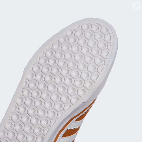 Como usar em 2026: looks claros, off-white ou Cloud Dancer valorizam o tênis e garantem um visual elegante, atual e sem esforço