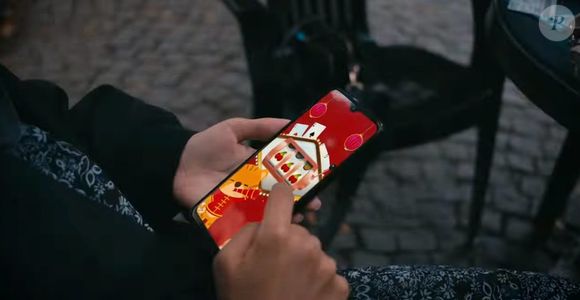 TV Globo aposta em polêmica e insere "Jogo do Tigrinho" na nova abertura de "Vale Tudo"