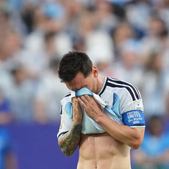 Lionel Messi se emocionou durante a estreia da Argentina na Copa do Mundo de 2026; dias depois, a família confirmou que Jorge Messi enfrenta um problema de saúde