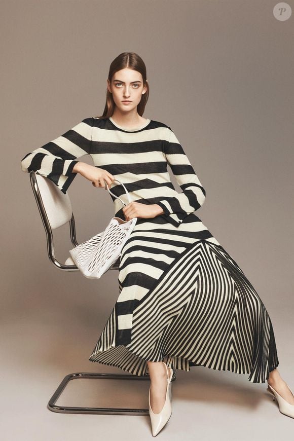 As listras continuam entre as estampas que prometem ganhar espaço na Primavera 2026, e este vestido da Zara aposta em uma interpretação mais sofisticada da tendência. A peça tem gola redonda, mangas amplas e barra evasê com listras em contraste. O modelo custa R$ 529