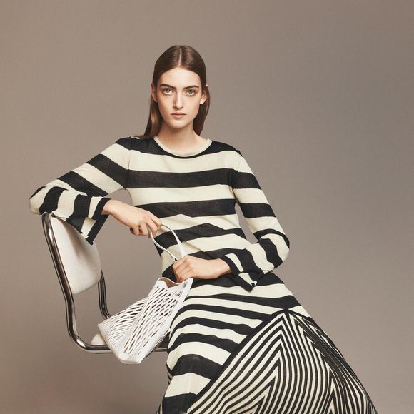As listras continuam entre as estampas que prometem ganhar espaço na Primavera 2026, e este vestido da Zara aposta em uma interpretação mais sofisticada da tendência. A peça tem gola redonda, mangas amplas e barra evasê com listras em contraste. O modelo custa R$ 529