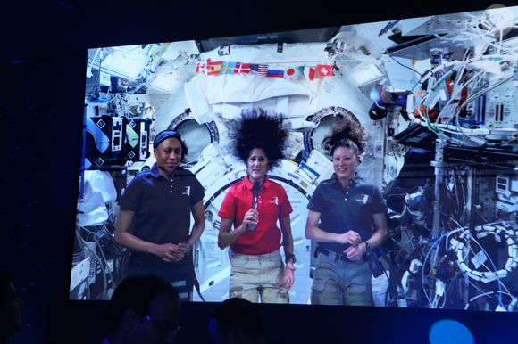Julho de 2024: no espaço, Sunita Williams posa ao lado de tripulantes em um teste da NASA