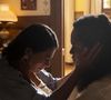 Em 'Garota do Momento', Clarice (Carol Castro) fica de joelhos para Beatriz (Duda Santos) e pede perdão