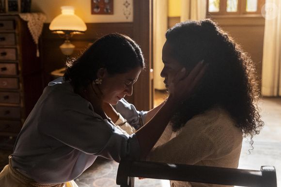 Em 'Garota do Momento', Clarice (Carol Castro) fica de joelhos para Beatriz (Duda Santos) e pede perdão