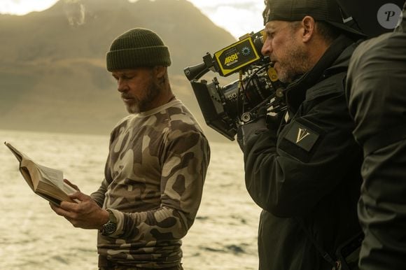 O novo filme de Brad Pitt aposta em uma história de sobrevivência extrema no Alasca e destaca uma parceria inesperada que se tornou essencial para a trama
