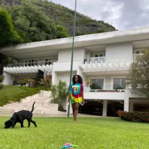 Em 2021, Iza se mudou para uma residência de dois andares no Itanhangá, bairro queridinho de celebridades e milionários na capital carioca