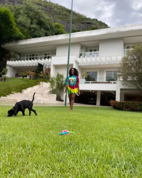 Em 2021, Iza se mudou para uma residência de dois andares no Itanhangá, bairro queridinho de celebridades e milionários na capital carioca