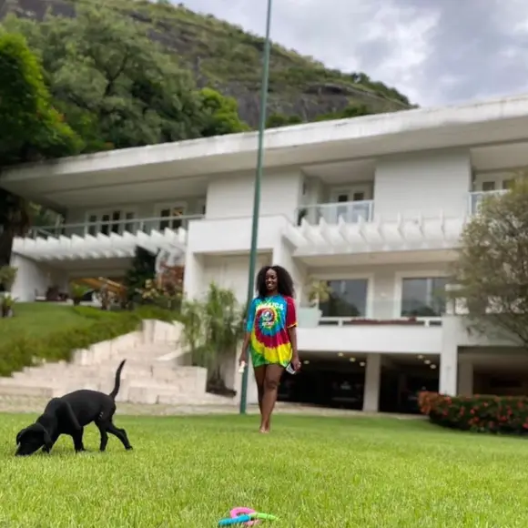 Em 2021, Iza se mudou para uma residência de dois andares no Itanhangá, bairro queridinho de celebridades e milionários na capital carioca