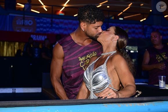 Intérprete de Consuelo na novela 'Três Graças', Viviane Araújo vive noite romântica com o marido antes de brilhar na Sapucaí