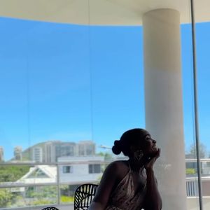 Erika Januza conta diversas obras de arte em sua mansão