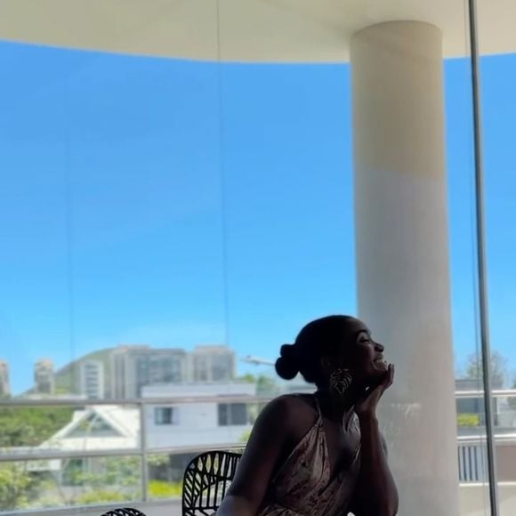 Erika Januza conta diversas obras de arte em sua mansão