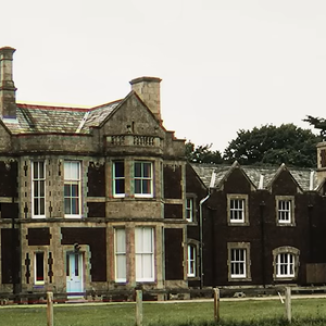 Décadas depois de ter sido a casa da infância de princesa Diana, Park House passou a enfrentar um cenário bem diferente. Segundo reportagem do The Mirror, publicada em 3 de maio de 2025, imagens mostraram a propriedade com grama alta, pintura descascada, tijolos manchados, um galpão deteriorado e a piscina cercada por uma estrutura metálica