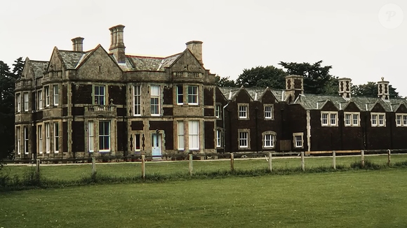 Décadas depois de ter sido a casa da infância de princesa Diana, Park House passou a enfrentar um cenário bem diferente. Segundo reportagem do The Mirror, publicada em 3 de maio de 2025, imagens mostraram a propriedade com grama alta, pintura descascada, tijolos manchados, um galpão deteriorado e a piscina cercada por uma estrutura metálica
