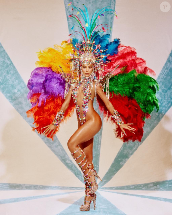 Sabrina Sato desfilou com fantasia intitulada 'Aquarela de Heitor dos Prazeres'