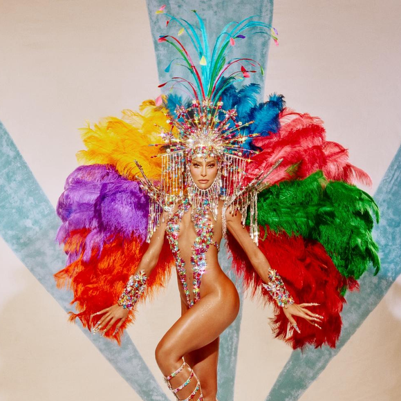 Sabrina Sato desfilou com fantasia intitulada 'Aquarela de Heitor dos Prazeres'