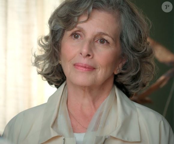 Vitória (Irene Ravache) consegue o perdão da filha Emília (Ana Beatriz Nogueira), no final da novela 'Além do Tempo'