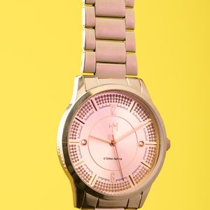 Modelos da nova coleção Marília Mendonça x Chilli Beans têm designs inspirados nas músicas, símbolos e no estilo marcante da Rainha do Sertanejo