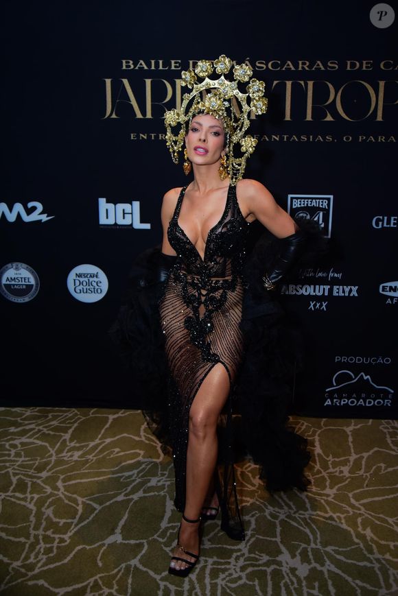 A ex-BBB Jaqueline elegeu transparência para baile de máscaras no pós-carnaval 2025