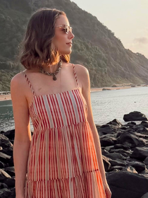 Estes tênis New Balance na cor 'doce de casca de laranja' são perfeitos: os favoritos entre as garotas ricas que amam montar looks versáteis na Primavera 2026