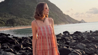 Estes tênis New Balance na cor 'doce de casca de laranja' são perfeitos: os favoritos entre as garotas ricas que amam montar looks versáteis na Primavera 2026