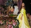Maria Sophia Costa recebeu os convidados com um vestido amarelo que mistura uma estética romântica e fashionista