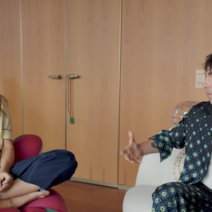 Entre os destaques do projeto está uma cadeira rosa-choque cocriada por Isabeli Fontana com o designer Sergio J. Matos, além do uso do amarelo no centro da casa para favorecer a harmonia